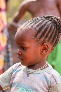 Opialu, Benue State, Nijerya - 6 Mart 2021: küçük Afrikalı kız 