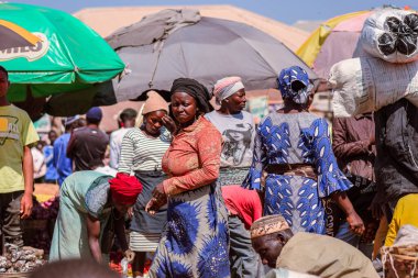 Abuja, Nijerya - 20 Ocak 2023: Afrika 'da bir pazarda alım satım. Nijerya 'da yenilebilir ve bozulabilir gıda pazarı. Piyasada İlişkili İnsanlar