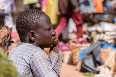 Abuja, Nijerya - 20 Ocak 2023: Afrika 'da bir pazarda alım satım. Nijerya 'da yenilebilir ve bozulabilir gıda pazarı. Piyasada İlişkili İnsanlar