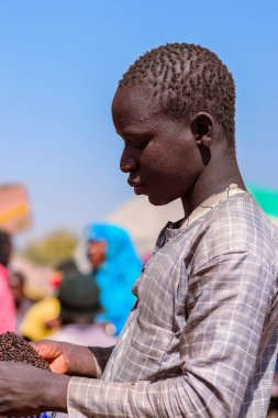 Abuja, Nijerya - 20 Ocak 2023: Afrika 'da bir pazarda alım satım. Nijerya 'da yenilebilir ve bozulabilir gıda pazarı. Piyasada İlişkili İnsanlar