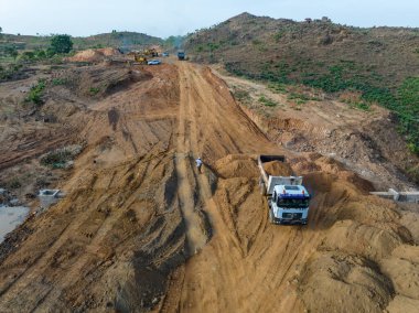 Quarry Kazı Alanında Ağır Kamyonlar. Afrika 'da Baraj Sulama İnşaatı.