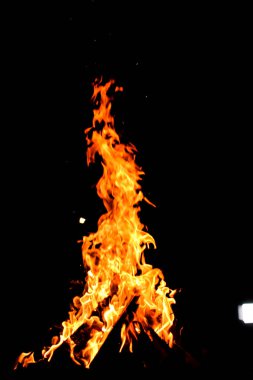 Siyah arkaplanda yangın alevi