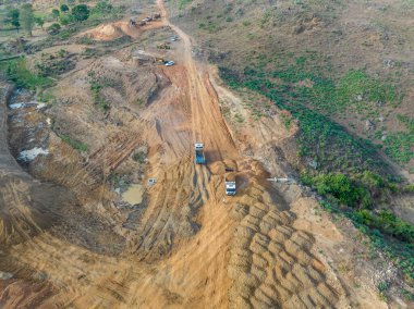Quarry Kazı Alanında Ağır Kamyonlar. Afrika 'da Baraj Sulama İnşaatı.