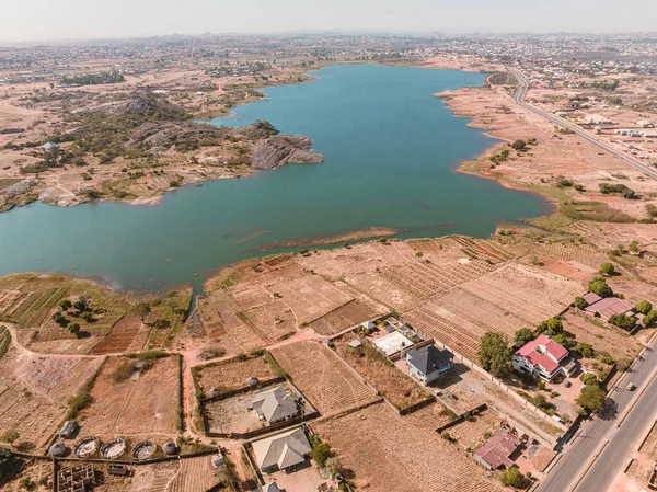 Ustanowienie Drone Shot Afrykańskiej Autostrady Centrum Miasta Naturalne Jezioro Mieście — Zdjęcie stockowe