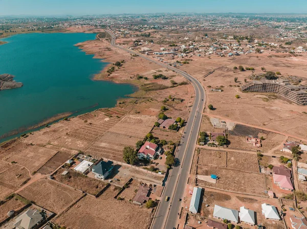 Založení Drone Shot African Highway Centru Města Natural Lake Town — Stock fotografie