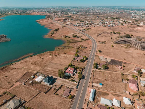 在市中心建造一条非洲公路的无人机 城市中的天然湖泊 — 图库照片