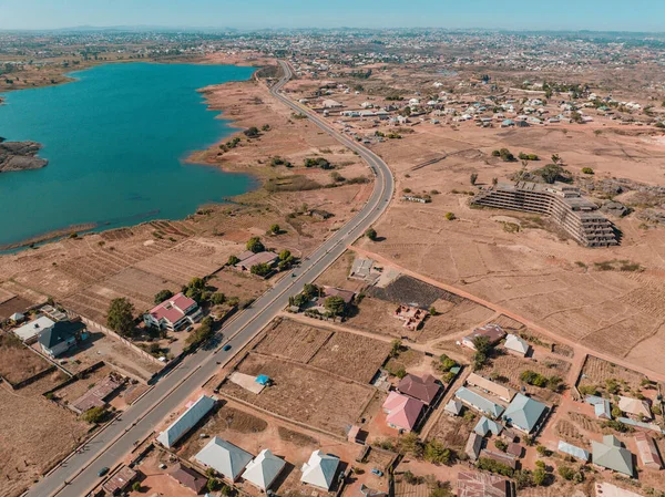 Etablering Drone Skott Afrikansk Motorväg Ett Centrum Natursjö Stad — Stockfoto
