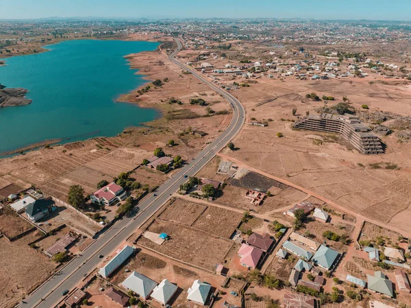 Založení Drone Shot African Highway Centru Města Natural Lake Town — Stock fotografie