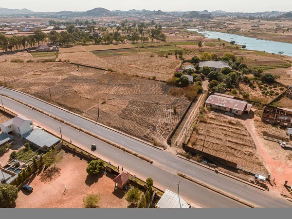 Istituzione Drone Colpo Autostrada Africana Centro Città Lago Naturale Una — Foto Stock