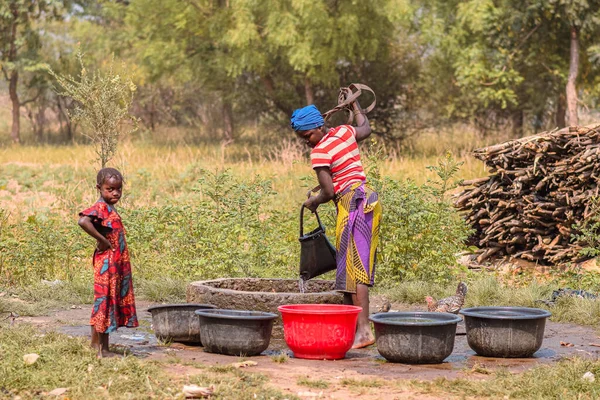 Abaji Fct Abuja Januari 2023 Afrikansk Kvinna Hämta Vatten Från — Stockfoto
