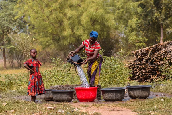 Abaji Fctアブジャ 2023年1月20日 アフリカの女性が開放的な手の中から水を汲み上げる農村部の井戸 — ストック写真