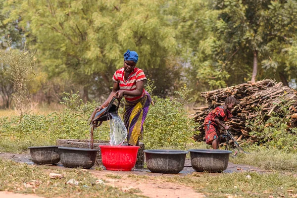 Abaji Fct Abuja January 2023 African Woman Getting Tching Water — 图库照片