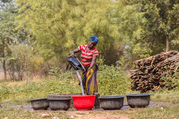 Abaji Fct Abuja Ιανουαρίου 2023 Αφρικανική Γυναίκα Που Ρίχνει Νερό — Φωτογραφία Αρχείου