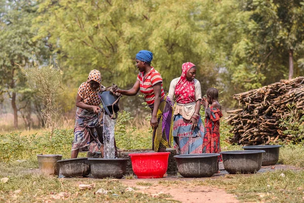 Abaji Fct Abuja Enero 2023 Una Mujer Africana Extrae Agua —  Fotos de Stock