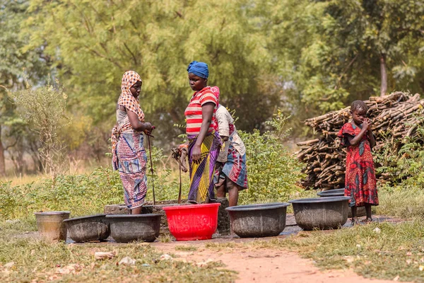 Abaji Fct Abuja Enero 2023 Una Mujer Africana Extrae Agua —  Fotos de Stock