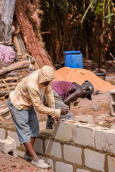 Abaji Fctアブジャ 2023年1月20日 農村部の3ベッドルームアパートメントの建設 建設現場で働く人たち — ストック写真