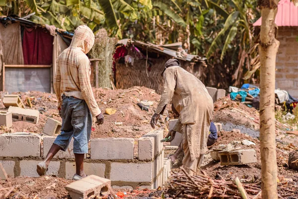 Abaji Fctアブジャ 2023年1月20日 農村部の3ベッドルームアパートメントの建設 建設現場で働く人たち — ストック写真