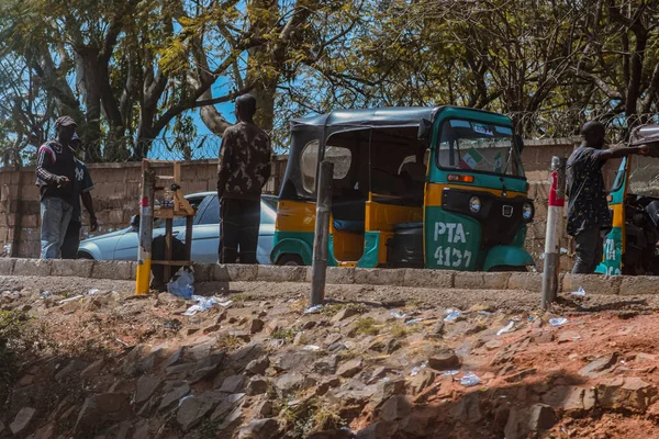 2021年3月18日 Keke Napep Rickshaw 载着通勤者在尼日利亚高速公路上行走 — 图库照片