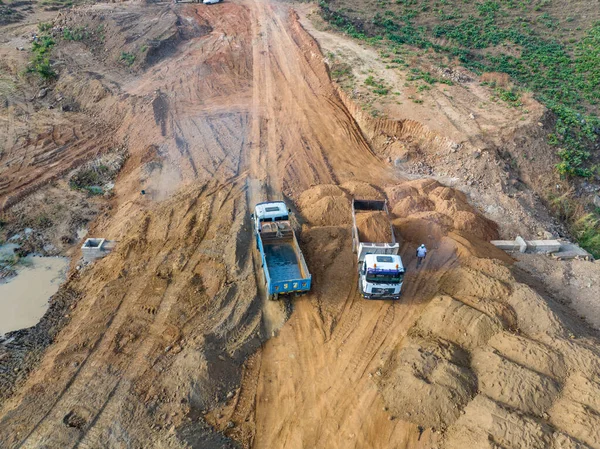 Zware Vrachtwagens Een Steengroeve Opgraving Site Dam Bouw Voor Irrigatie — Stockfoto