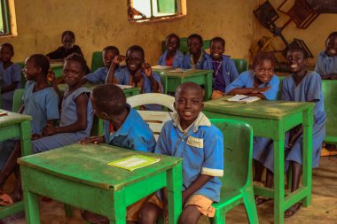Abuja, Nijerya - 6 Haziran 2022: Kırsal Toplulukta Öğrenen Afrikalı Bir Çocuğun Portresi. Sınıfta üniforma giyen gülümseyen Afrikalı çocuklar. Afrika Köylerinde İlköğretim.