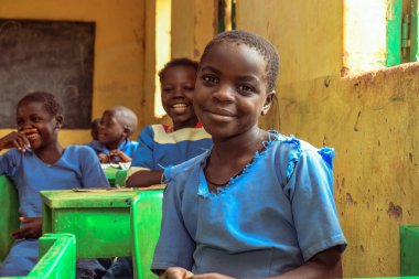 Abuja, Nijerya - 6 Haziran 2022: Kırsal Toplulukta Öğrenen Afrikalı Bir Çocuğun Portresi. Sınıfta üniforma giyen gülümseyen Afrikalı çocuklar. Afrika Köylerinde İlköğretim.