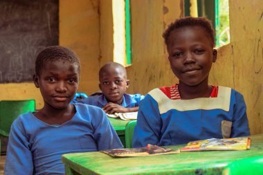 Abuja, Nijerya - 6 Haziran 2022: Kırsal Toplulukta Öğrenen Afrikalı Bir Çocuğun Portresi. Sınıfta üniforma giyen gülümseyen Afrikalı çocuklar. Afrika Köylerinde İlköğretim.