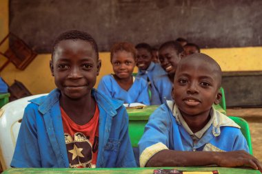 Abuja, Nijerya - 6 Haziran 2022: Kırsal Toplulukta Öğrenen Afrikalı Bir Çocuğun Portresi. Sınıfta üniforma giyen gülümseyen Afrikalı çocuklar. Afrika Köylerinde İlköğretim.