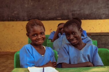 Abuja, Nijerya - 6 Haziran 2022: Kırsal bir toplulukta Afrikalı bir çocuğun portresi. Sınıfta üniforma giyen gülümseyen Afrikalı çocuklar. Afrika Köylerinde İlköğretim.