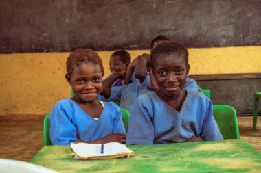 Abuja, Nijerya - 6 Haziran 2022: Kırsal Toplulukta Öğrenen Afrikalı Bir Çocuğun Portresi. Sınıfta üniforma giyen gülümseyen Afrikalı çocuklar. Afrika Köylerinde İlköğretim.