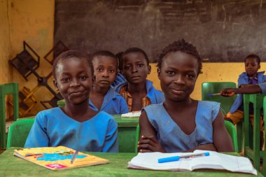Abuja, Nijerya - 6 Haziran 2022: Kırsal Toplulukta Öğrenen Afrikalı Bir Çocuğun Portresi. Sınıfta üniforma giyen gülümseyen Afrikalı çocuklar. Afrika Köylerinde İlköğretim.