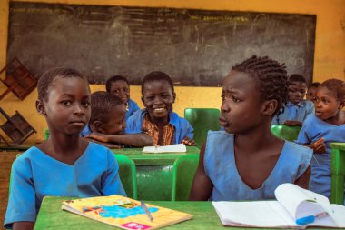 Abuja, Nijerya - 6 Haziran 2022: Kırsal Toplulukta Öğrenen Afrikalı Bir Çocuğun Portresi. Sınıfta üniforma giyen gülümseyen Afrikalı çocuklar. Afrika Köylerinde İlköğretim.
