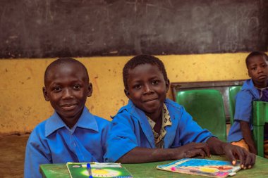 Abuja, Nijerya - 6 Haziran 2022: Kırsal Toplulukta Öğrenen Afrikalı Bir Çocuğun Portresi. Sınıfta üniforma giyen gülümseyen Afrikalı çocuklar. Afrika Köylerinde İlköğretim.