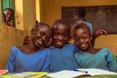 Abuja, Nijerya - 6 Haziran 2022: Kırsal Toplulukta Öğrenen Afrikalı Bir Çocuğun Portresi. Sınıfta üniforma giyen gülümseyen Afrikalı çocuklar. Afrika Köylerinde İlköğretim.