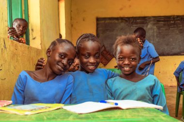 Abuja, Nijerya - 6 Haziran 2022: Kırsal Toplulukta Öğrenen Afrikalı Bir Çocuğun Portresi. Sınıfta üniforma giyen gülümseyen Afrikalı çocuklar. Afrika Köylerinde İlköğretim.