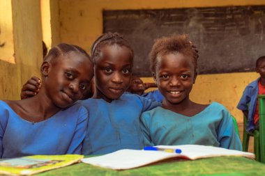 Abuja, Nijerya - 6 Haziran 2022: Kırsal Toplulukta Öğrenen Afrikalı Bir Çocuğun Portresi. Sınıfta üniforma giyen gülümseyen Afrikalı çocuklar. Afrika Köylerinde İlköğretim.
