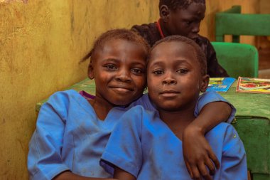Abuja, Nijerya - 6 Haziran 2022: Kırsal Toplulukta Öğrenen Afrikalı Bir Çocuğun Portresi. Sınıfta üniforma giyen gülümseyen Afrikalı çocuklar. Afrika Köylerinde İlköğretim.