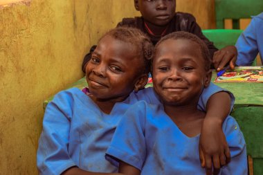 Abuja, Nijerya - 6 Haziran 2022: Kırsal Toplulukta Öğrenen Afrikalı Bir Çocuğun Portresi. Sınıfta üniforma giyen gülümseyen Afrikalı çocuklar. Afrika Köylerinde İlköğretim.