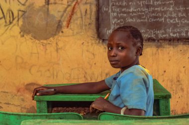 Abuja, Nijerya - 6 Haziran 2022: Kırsal Toplulukta Öğrenen Afrikalı Bir Çocuğun Portresi. Sınıfta üniforma giyen gülümseyen Afrikalı çocuklar. Afrika Köylerinde İlköğretim.