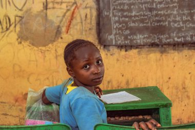 Abuja, Nijerya - 6 Haziran 2022: Kırsal Toplulukta Öğrenen Afrikalı Bir Çocuğun Portresi. Sınıfta üniforma giyen gülümseyen Afrikalı çocuklar. Afrika Köylerinde İlköğretim.