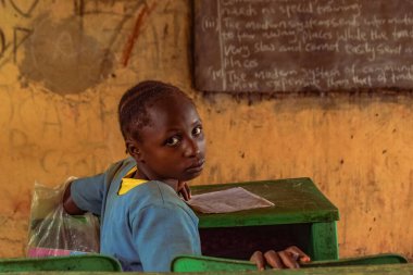 Abuja, Nijerya - 6 Haziran 2022: Kırsal Toplulukta Öğrenen Afrikalı Bir Çocuğun Portresi. Sınıfta üniforma giyen gülümseyen Afrikalı çocuklar. Afrika Köylerinde İlköğretim.