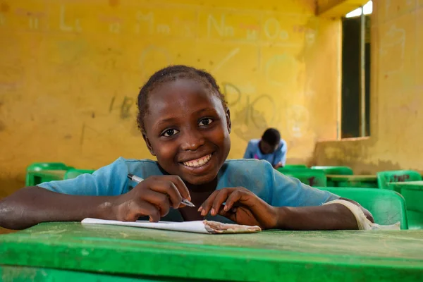 ナイジェリアのアブジャ 2022年6月6日 農村地域におけるアフリカの児童学習の肖像画 アフリカの子供たちが教室で制服を着て笑顔 アフリカの村での初等教育 — ストック写真