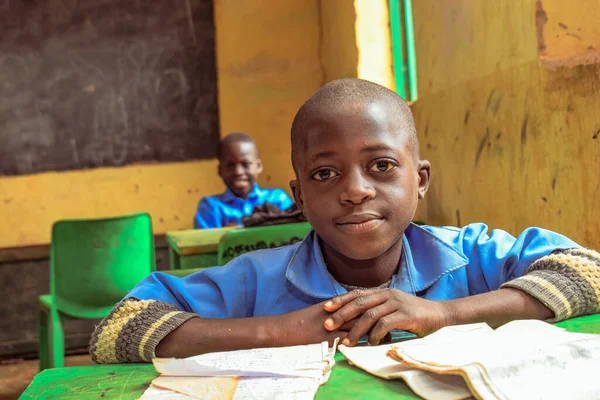 ナイジェリアのアブジャ 2022年6月6日 農村地域におけるアフリカの児童学習の肖像画 アフリカの子供たちが教室で制服を着て笑顔 アフリカの村での初等教育 — ストック写真
