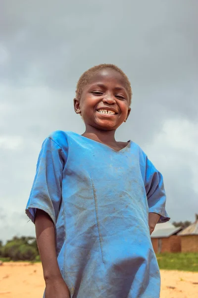 ナイジェリアの高原州 2022年6月5日 アフリカの子供の肖像画 晴れた青空にアフリカの子供の屋外でランダムな候補者の瞬間 — ストック写真