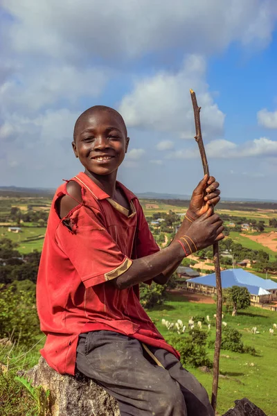 Plateau State Nigeria June 2022 Portrait African Child 在阳光明媚的蓝天上 非洲儿童户外的随机糖果时刻 — 图库照片