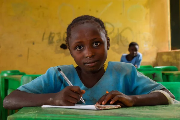 Abuja Nigeria Kesäkuuta 2022 Afrikkalaisen Lapsen Oppimisen Muotokuva Maaseutuyhteisössä Hymyilevät — kuvapankkivalokuva