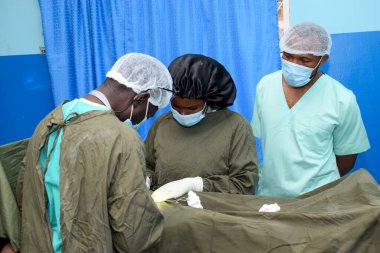 Abuja, Nijerya - 06 Mayıs 2021: Afrikalı Estetik Cerrah ve Takım Üyeleri Bir Tıp Tiyatrosu 'nda Cerrahi Prosedür Gerçekleştiriyor