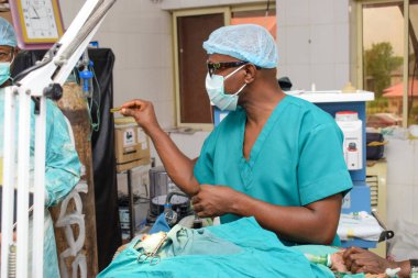 Abuja, Nijerya - 06 Mayıs 2021: Afrikalı Estetik Cerrah ve Takım Üyeleri Bir Tıp Tiyatrosu 'nda Cerrahi Prosedür Gerçekleştiriyor