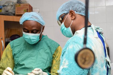 Abuja, Nijerya - 06 Mayıs 2021: Afrikalı Estetik Cerrah ve Takım Üyeleri Bir Tıp Tiyatrosu 'nda Cerrahi Prosedür Gerçekleştiriyor