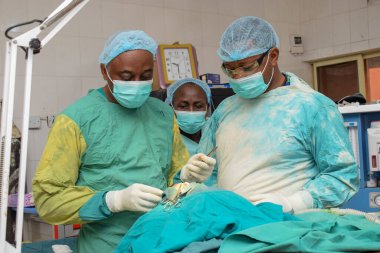 Abuja, Nijerya - 06 Mayıs 2021: Afrikalı Estetik Cerrah ve Takım Üyeleri Bir Tıp Tiyatrosu 'nda Cerrahi Prosedür Gerçekleştiriyor