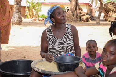 Karara, Nasarawa Eyaleti - 5 Mayıs 2021: Afrikalı Anne ve Çocuklar Birlikte Çalışıyor